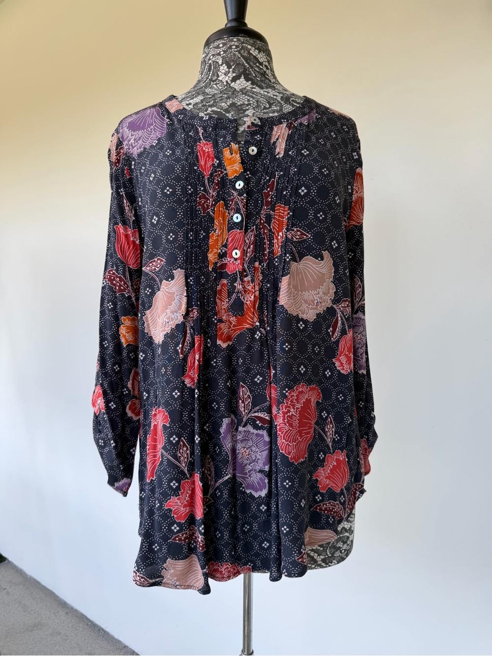 Women's Floral Tunic XL Blouse in a Black Multi Floral design. By Daniel Rainn.